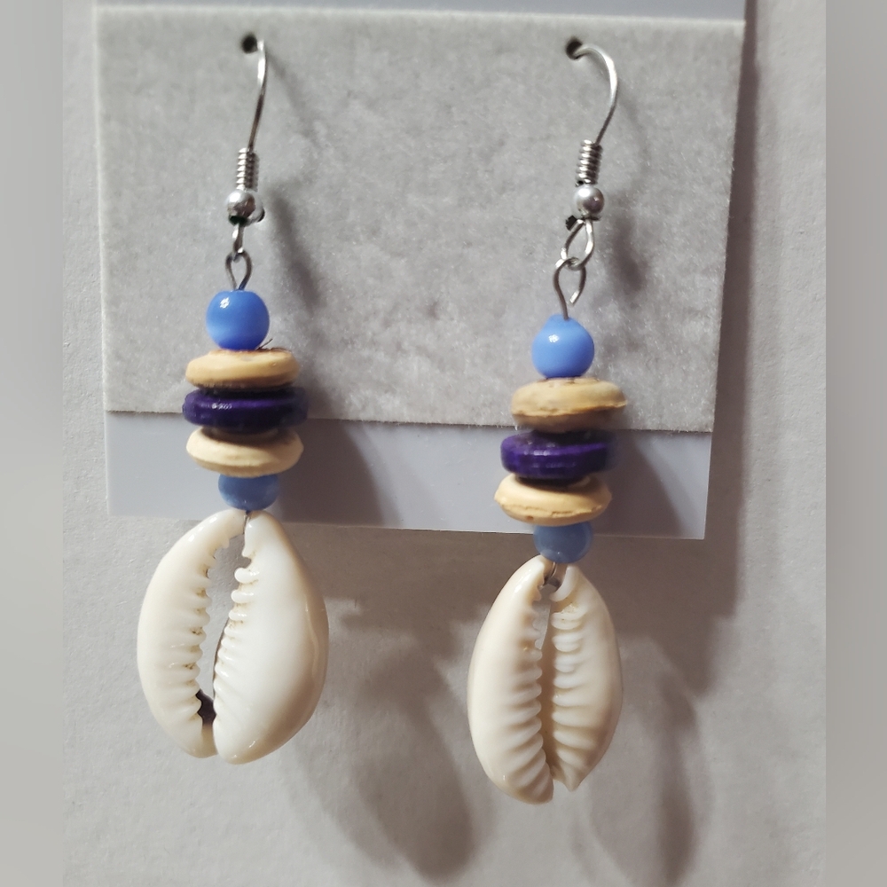 📣📣 2 Pairs/$12 📣📣 Shell and Bead Dangle Earrings - Picture 2 of 3